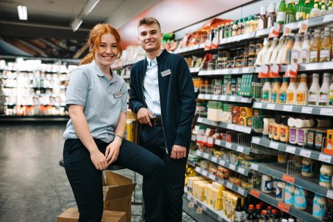 Studenten aan het werk in een supermarkt